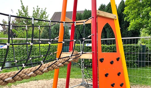 Kinderspielplatz mit neuem Kletterturm
