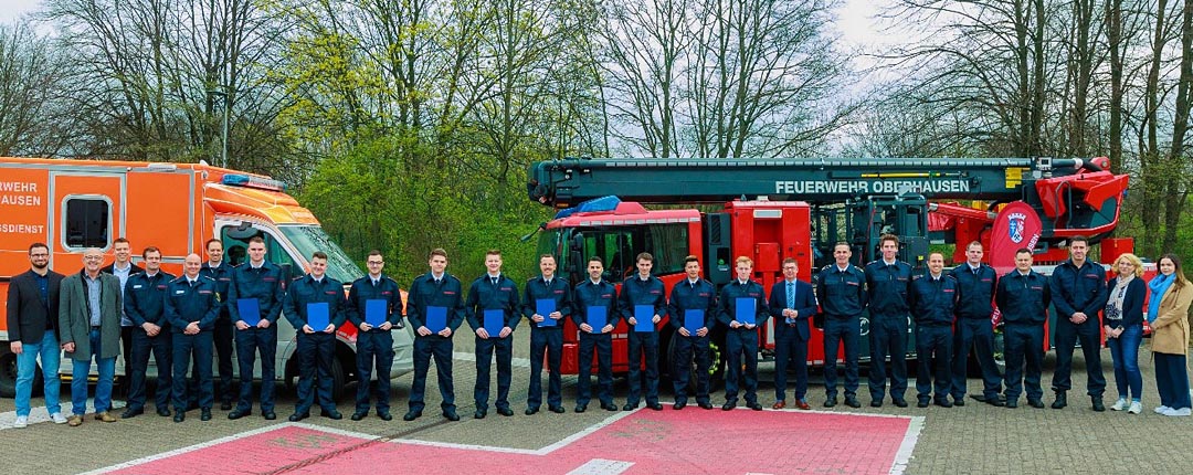 Zehn Brandmeisteranwärter und eine Brandmeisteranwärterin haben ihre Ernennungsurkunden erhalten. 