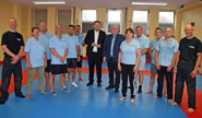 Bild zeigt den Oberbürgermeister Daniel Schranz mit Polizeipräsident Ingolf Möhring und Mitarbeiterinnen und Mitarbeitern des KOD und der Polizei Oberhausen