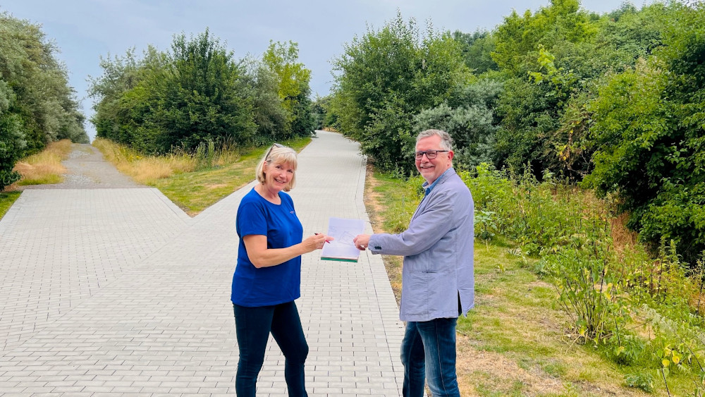 Neuer Wegebelag Auf Der Renaturierten Deponie H Hnerheide