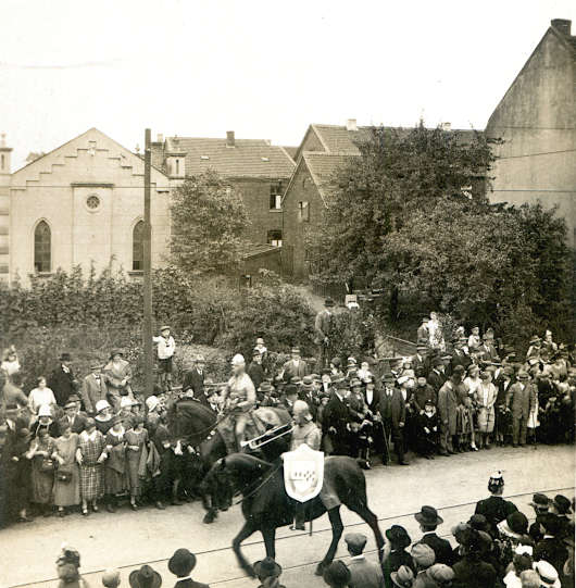  Die historische Aufnahme entstand während eines Umzugs zur sogenannten Rheinischen Jahrtausendfeier im Jahr 1925 und zeigt die Rückseite der Synagoge von der Bahnstraße aus. Foto: Stadtarchiv Oberhausen