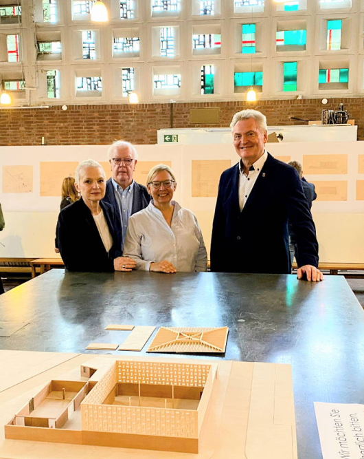 Die Mitglieder des Fördervereins Petra Schiffmann, Werner Funke und Regina Wittmann mit Bürgermeister Manfred Flore. (Foto: Tafelkirche)