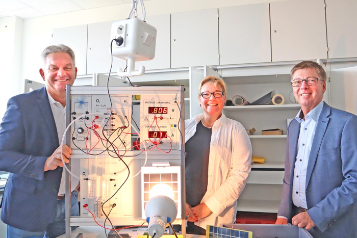 Die Schulleiterin Alice Bienk mit den Beigeordneten Jürgen Schmidt (l.) und Michael Jehn (Foto: Stadt Oberhausen/Uwe Spee)