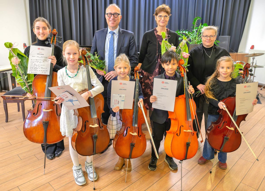 Die Preisträgerinnen und der Preisträger zusammen mit v.l. Kulturdezernent Apostolos Tsalastras, Sabine Bergforth (Musikschule Oberhausen) und Carolin Schröder (Koordinatorin Jugend musiziert) (Foto: Stadt Oberhausen/Tom Thöne)