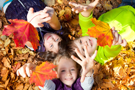 Bild: Kinder mit Herbstlaub, © drubig-photo - Fotolia.com