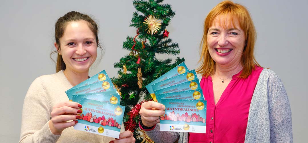 Jelena Jokic (Bereich Chancengleichheit) und Britta Costecki (Bereichsleiterin Chancengleichheit) bei der Vorstellung des Bewegenden Adventskalenders 2023