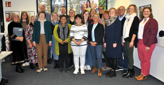 Das Foto zeigt die Vertreterinnen und Vertreter der IPO-Mitglieder. 