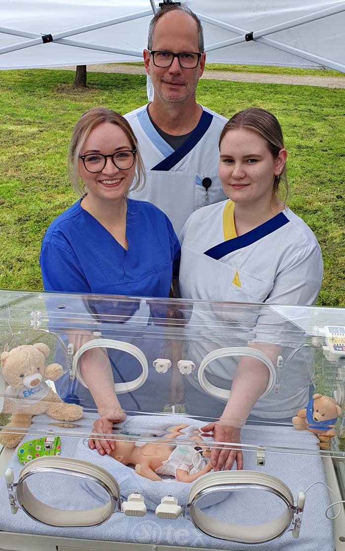 Eva Schneider (l.) und Nora Hilger sind Auszubildende im dritten Lehrjahr in „Generalistische Pflegeausbildung mit Vertiefung Pädiatrie“ am EKO. Sie demonstrierten die Babybetreuung im Inkubator. Mit auf dem Foto Stefan Glowka, Ausbildungsleiter am EKO.