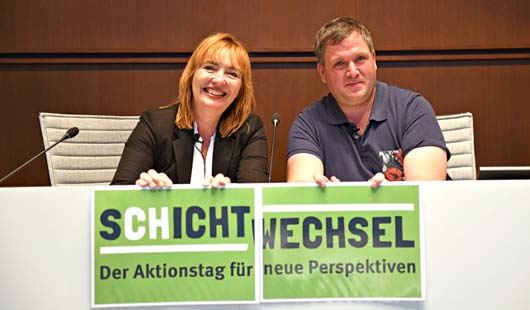 Schichtwechsel 2024 - Britta Costecki und Sven Haendel im Ratssaal der Stadt Oberhausen (Foto: Schröter Werbung)