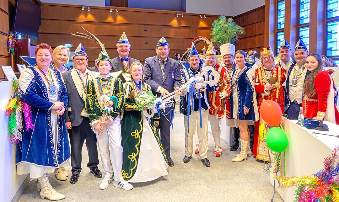 Oberbürgermeister Daniel Schranz (7.v.l.) nahm von Stadtprinz Thorsten I. (8.v.l.), seinem Gefolge, dem Kinderprinzenpaar, dem Dreigestirn und vielen weiteren Jecken den Stadtschlüssel im Ratssaal wieder entgegen. (Foto:Stadt Oberhausen/Tom Thöne)