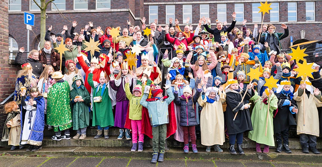 Fröhliche Sternsingerkinder vor dem Oberhausener Rathaus (Foto: Stadt Oberhausen/Tom Thöne)