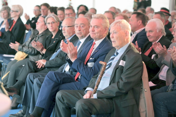 Vertreterinnen und Vertreter aus Politik, Verwaltung, Stadtgesellschaft sowie ehemalige Oberbürgermeister nahmen an dem Festakt teil. (Foto: Stadt Oberhausen/Carsten Walden)