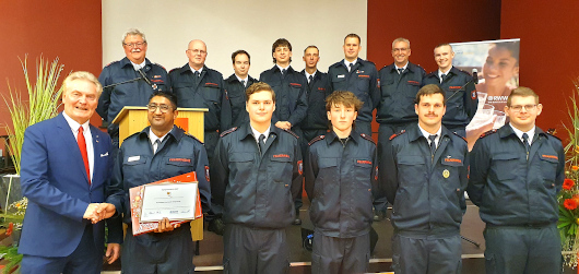 Bürgermeister Manfred Flore (unten l.) würdigte das Engagement der Freiwilligen Feuerwehr Königshardt. (Foto: Stadt Oberhausen)