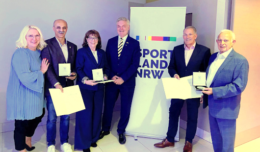 Haydar Aksünger, Eva Rohmann (2. und 3. v.l.) sowie Hubert Stüber (r.) erhielten die Sportplakette des Landes. SSB-Geschäftsführerin Sabine Grajewski (l.), Bürgermeister Manfred Flore (Mitte) und SSB-Chef Manfred Gregorius (2. v.r.) gratulierten. (Foto: SSB)