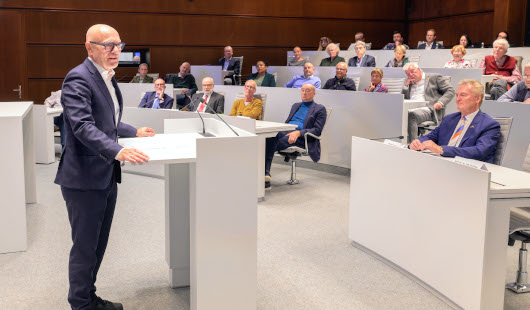 Prof. Dr. Dr. Udo Di Fabio während des Vortrags. Im Hintergrund sind in der ersten Reihe von rechts zu sehen: Bürgermeister Manfred Flore, Alt-Oberbürgermeister Burkhard Drescher, Prof. Dr. Martin Schweer, der Glück-Auf-Medaillenträger Wolfgang Große Bröm