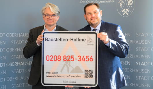 Der für den Bereich Mobilität zustandige Beigeordnete Dr. Thomas Palotz und Oberbürgermeister Daniel Schranz stellen die neue Baustellen-Hotline vor. (Foto: Stadt Oberhausen/Tom Thöne)