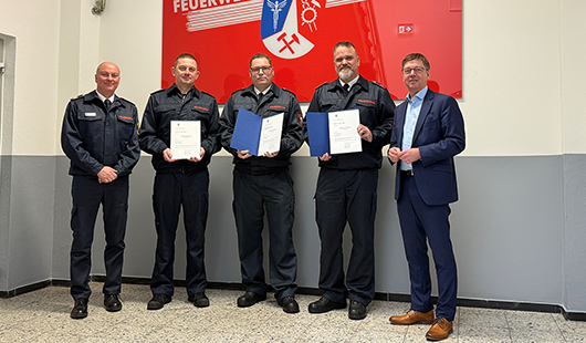 : v. l. Feuerwehrchef Jörg Brandenburg, die Geehrten Michael Rodehüser, Marco Krampe und Michael Schößler sowie der Beigeordnete Michael Jehn 