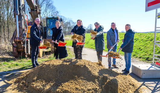 Beim symbolischen Spatenstich hatten (v. l. n.r.) Andreas Kußel und Julia Hadrossek (Geschäftsführung WBO), Oberbürgermeiester Daniel Schranz, Beigeordneter Dr. Thomas Palotz, Markus Werntgen-Orman (Bereichsleiter Umwelt) sowie Peter Klunk (Vorsitzender d