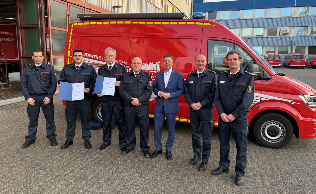 Übergabe der Urkunden an die neuen Sprecher der Freiwilligen Feuerwehr: Daniel Nattmann, Giuseppe Timpanaro, Dirk Bläser, Klaus Peter, Beigeordnetr Michael Jehn, Jörg Brandenburg, Leiter der Feuerwehr Oberhausen, und Fachbereichsleiter Dominik Steger (v.l.n.r.), Foto: Feuerwehr Oberhausen