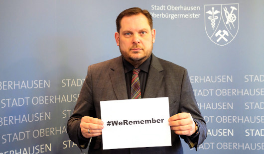 Oberbürgermeister Daniel Schranz mit dem Kampagnenmotto #WeRemember (Foto: Stadt Oberhausen/Tom Thöne)