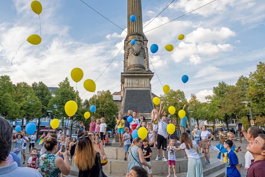 Ukraine-News: Besetzungs-Flagge mit Kaiser-Symbol – Hinweis auf Putins  wahre Kriegsziele?