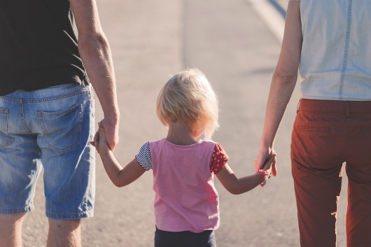 Zeigt Familie von hinten