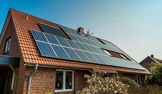 Haus mit einer Photovoltaikanlage. (Foto: Adobe Stock/diyanadimitrova)