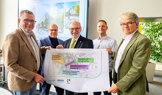 Informierten über die bevorstehenden Arbeiten auf der Bahnhofstraße in Sterkrade (v.l.n.r.): Markus Werntgen-Orman, Bereichsleiter Umwelt der Stadt Oberhausen, Markus Pohl, Projektleiter Emschergenossenschaft, Robbie Schlagböhmer, 1. Vorsitzender der Ster