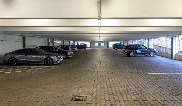 Parkebene mit geparkten Autos (Foto: Stadt Oberhausen/Tom Thöne)