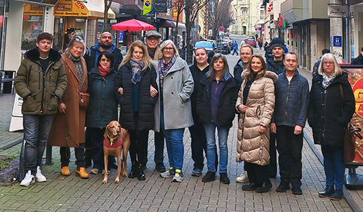  Von links nach rechts vorne: Dennis v.l.: Dennis Hesse (Denizo Ink), Renate Eickhoff mit Benno (Nati's Secondhand), Anna Karlisch (Nati's Secondhand), Urte Fürderer (einzigArtig Kunterbunt), Michaela Graeser (einzigArtig Kunterbunt), Jacqueline Scheiffel