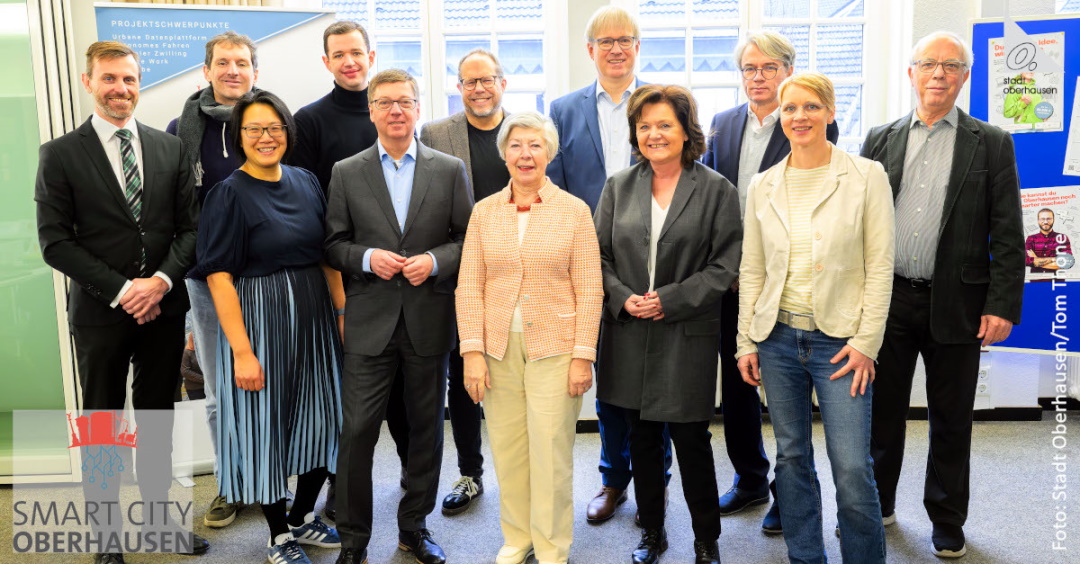 Im Bild sehen Sie die Jury des Co-Creation-Funds.  Reihenfolge auf dem Bild von links nach rechts: Hinten: Tim Heinzen, Manuel Prohl, Dr. Klaus Krumme, Prof. Dr. Geisler, Dr. Thomas Palotz, Eugen Lenz. Vorne: Boris van Benthem, Prof. Dr. Eleonore Soei-Winkels, Michael Jehn, Jutta Kruft-Lohrengel, Marion Dunke, Dr. Fee Thissen  Foto: Stadt Oberhausen, Tom Thöne