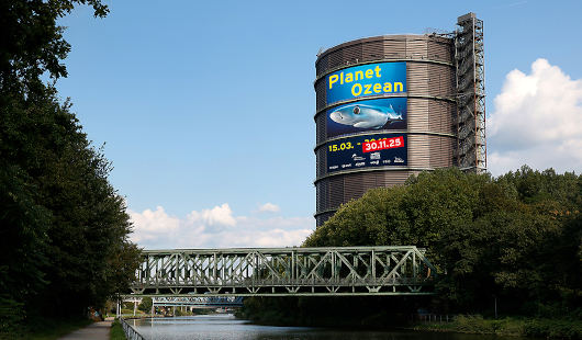 Am Gasometer wird bereits auf die Verlängerung der Ausstellung hingewiesen. Foto: Gasometer Oberhausen/Dirk Boettger