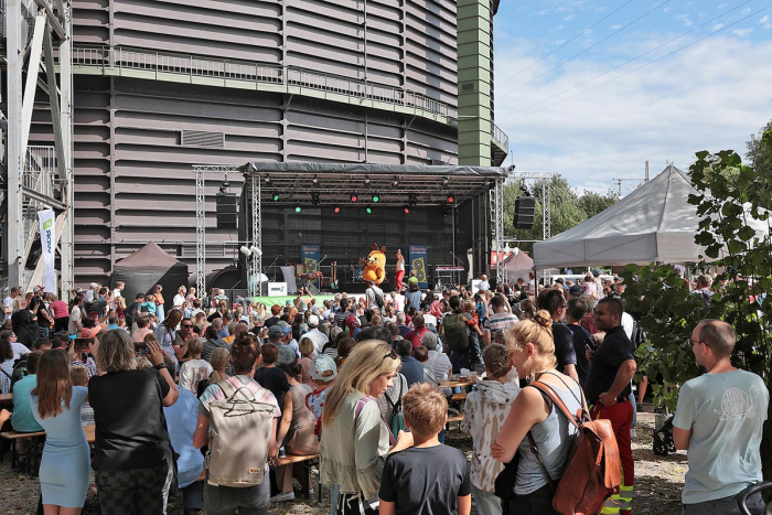 Bei bestem Wetter feierten die Gäste vor der Bühne (Foto: Dirk Böttger, Gasometer Oberhausen GmbH).