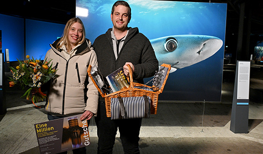 Die millionste Besucherin Nadine Kortüm mit ihrem Partner Janek Bockhof freuen sich über das geschenk sowie den Gutschein für ein exklusives Picknick auf dem Dach des Gasometers. Foto: Gasometer Oberhausen/Thomas Wolf